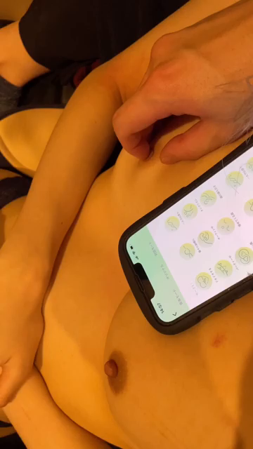 【ネカフェ乳首】遠隔オモチャ挿れて...