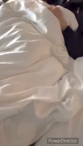 寝てる間に手コキ。。だんだん気持ち...