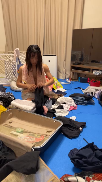 東京から帰って洗濯物を畳む妻様😍た...
