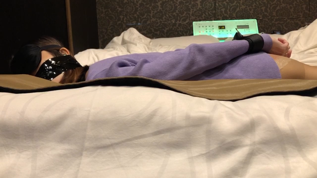 くすぐり2前編　うつ伏せ状態の女性...