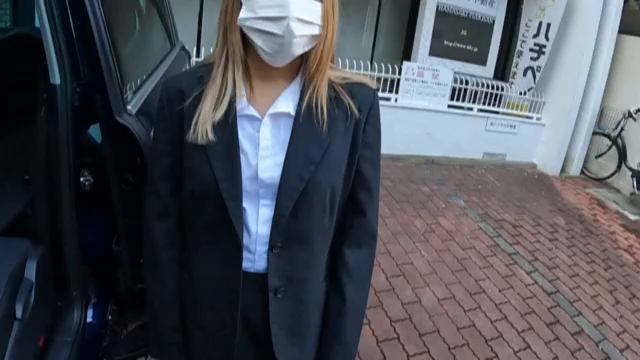 不動産OL勤務先駐車場でエロバイト...