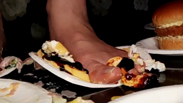 みくちゃんの裸足でフードクラッシュ...