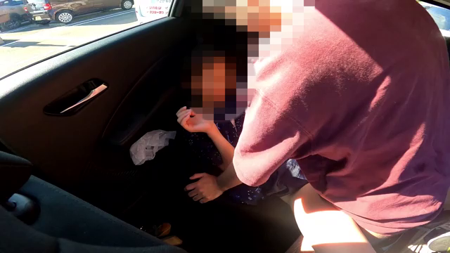 21歳シンママ　昼間の車内で3P　...