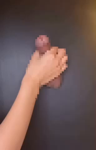 穴から突き出したちんぽイジめてもら...