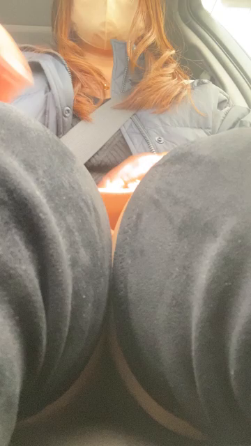 妻の車内ローアングルパンチラ撮影　...