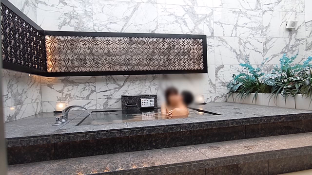 露天風呂で自然にセックスを始めるカ...